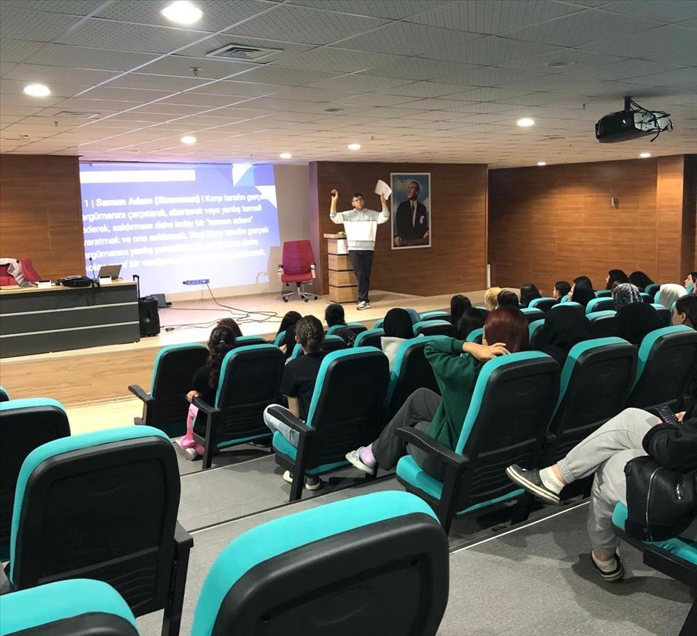 Yalova Üniversitesi Öğrencileri “Logical Fallacies” Etkinliğinde Buluştu